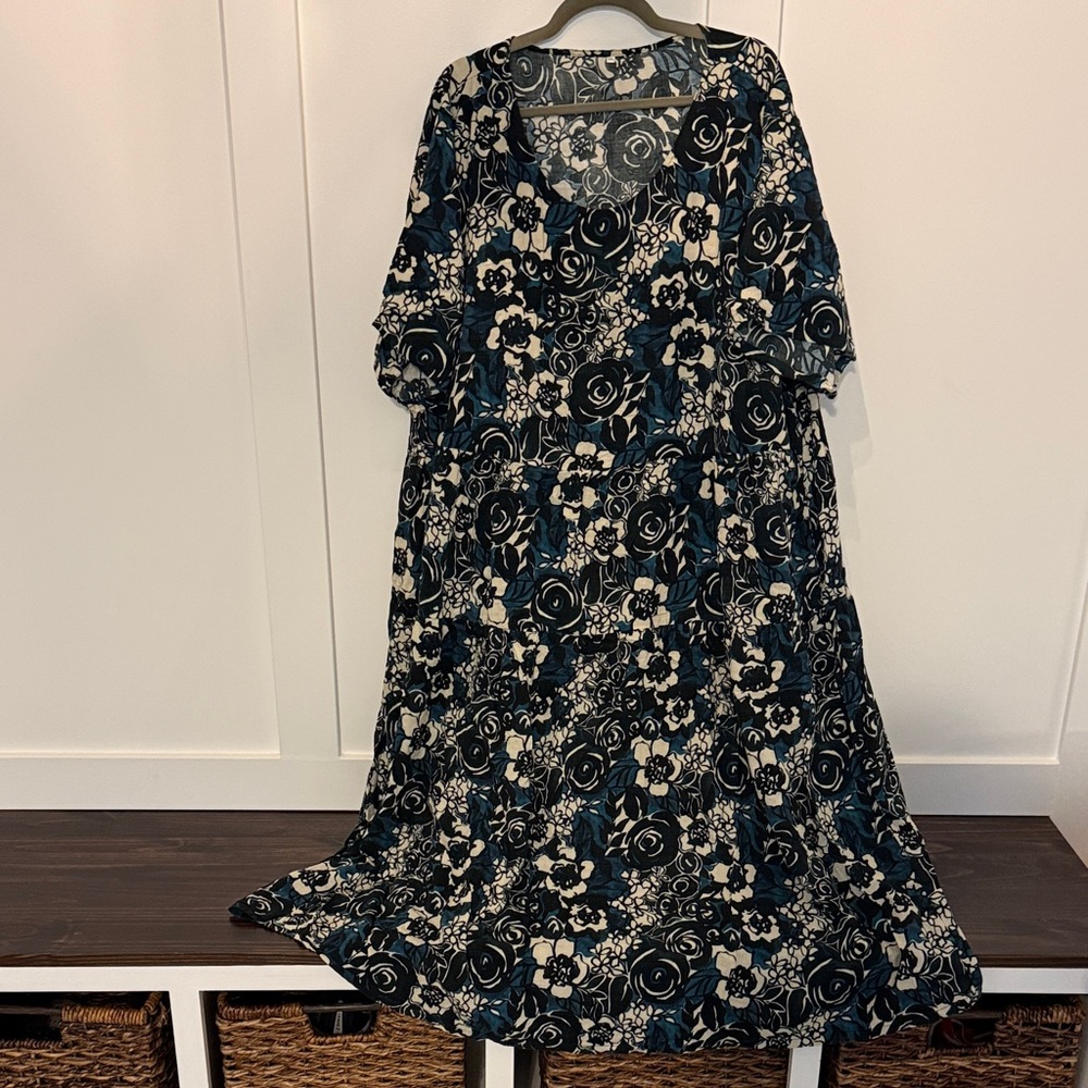 Size 5XL Floral Scoop-Neck midi Dress in Black & Cream